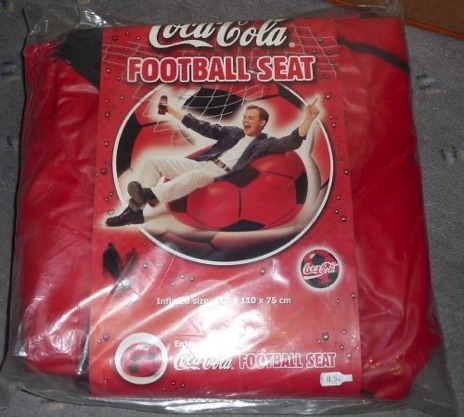 9704-1  € 10,00 coca cola stoel in vorm van voetbal.jpeg
